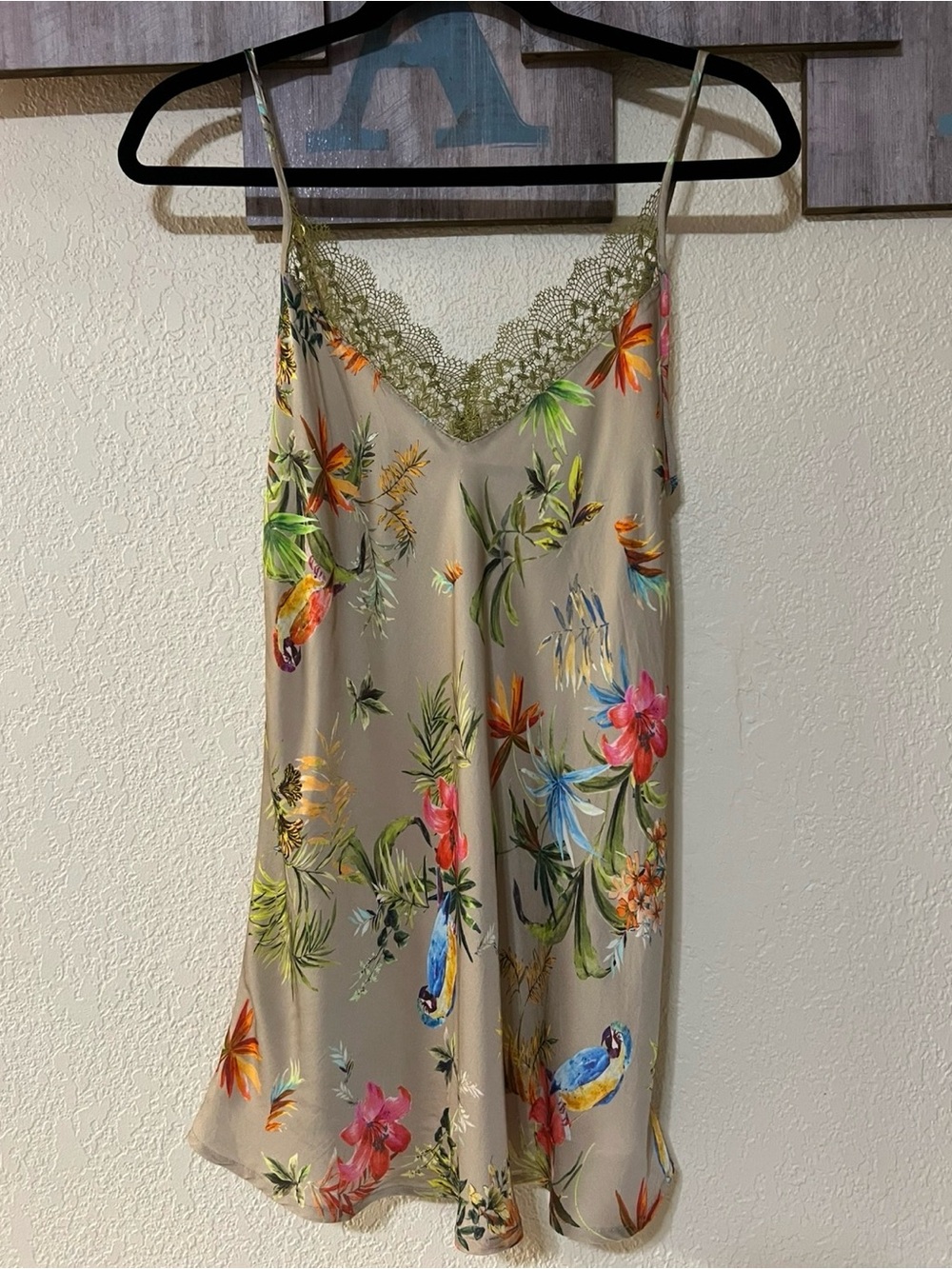 Intimissimi Women's Floral Lace Trim V-Neck
Camisole Tank Top, size M, pre-owned